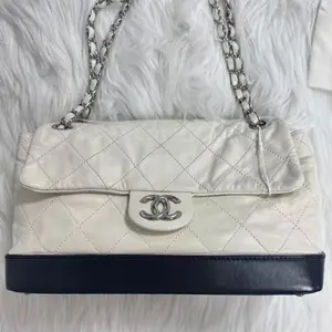 Pre-owned CHANEL leather Crossbody Bags white & navy two tone quilted small Classic Flap shoulder bag++bag charm++