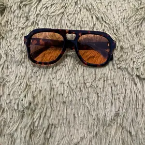 Tortoiseshell Sunglasses - Fashionable Gafas de Moda with Brown Lenses and Stylish Design