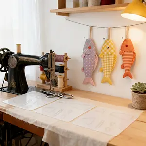 Patchwork fish templates in three sizes. Place the fabric into the template according to the marks, fix it gently, and draw a neat and smooth outline along the template lines