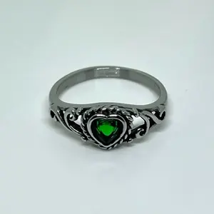 Stainless Steel Green Heart Ring – Silver-Tone Gothic Stone Band