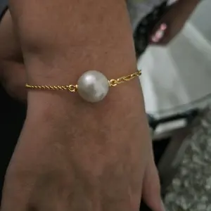 Beautiful Golden Sterling Silver Braclet With Luna Fresh Water Pearl.