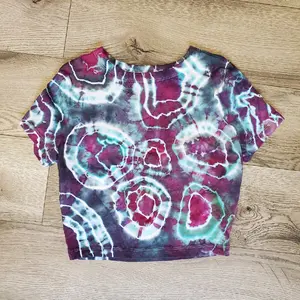 Women's Small Geode Dyed Cropped Tee