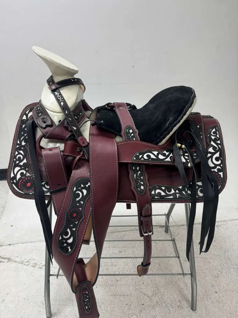 Charro Saddle 15.5” –Red & Black Bordada “El Elegante” Set Completo