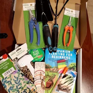Deluxe Companion Planting Gardening Gift Box – Beginner Tool Starter Kit