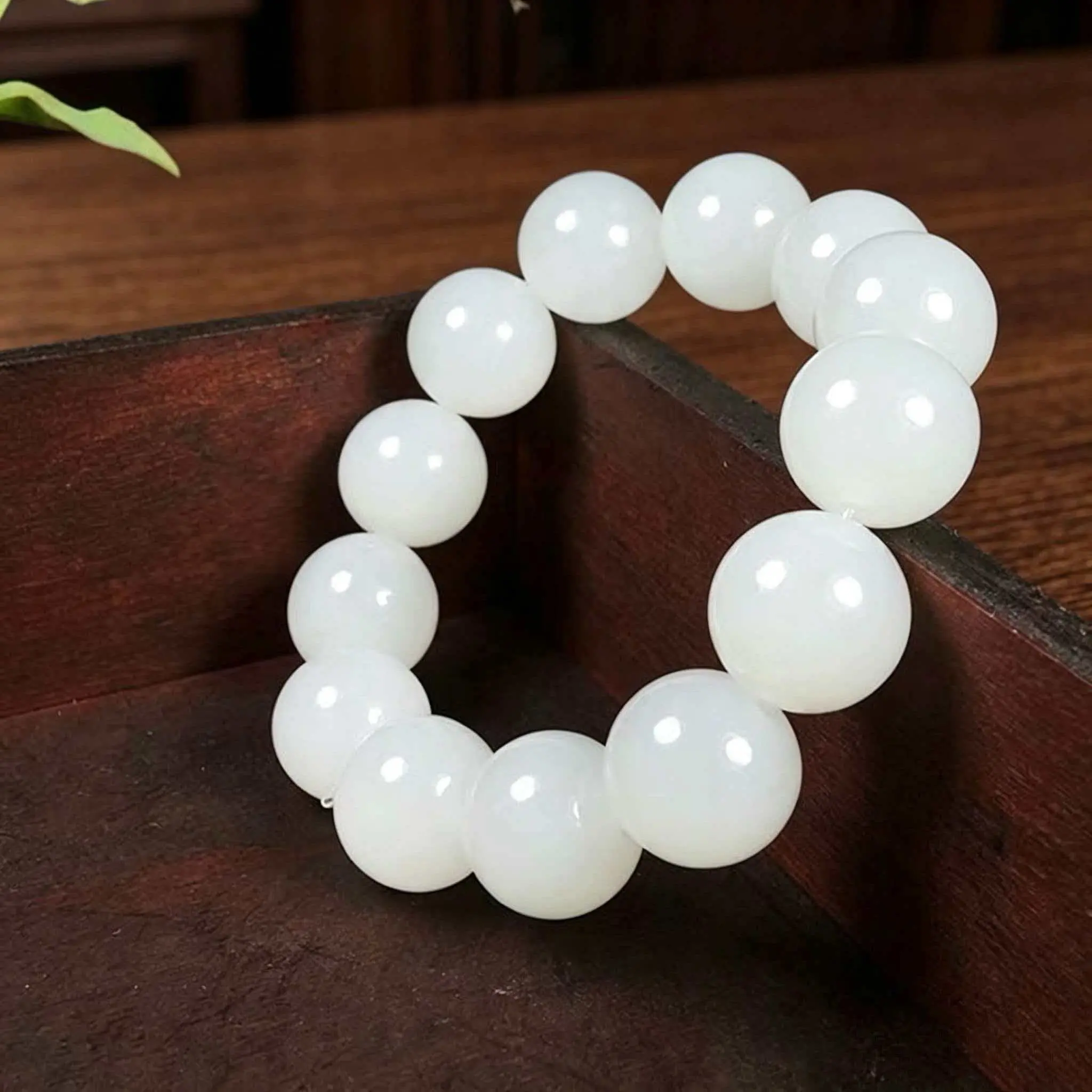 Men's and women's white resin round beads bracelet