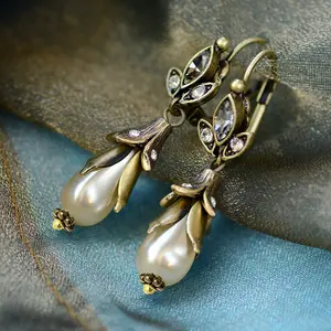 Vintage Floral Lily Pendant Earrings, Synthetic Leaf Antique Bronze Metal Design, Fashion Jewelry for Women, Suitable for Daily Wear Parties and Gifting