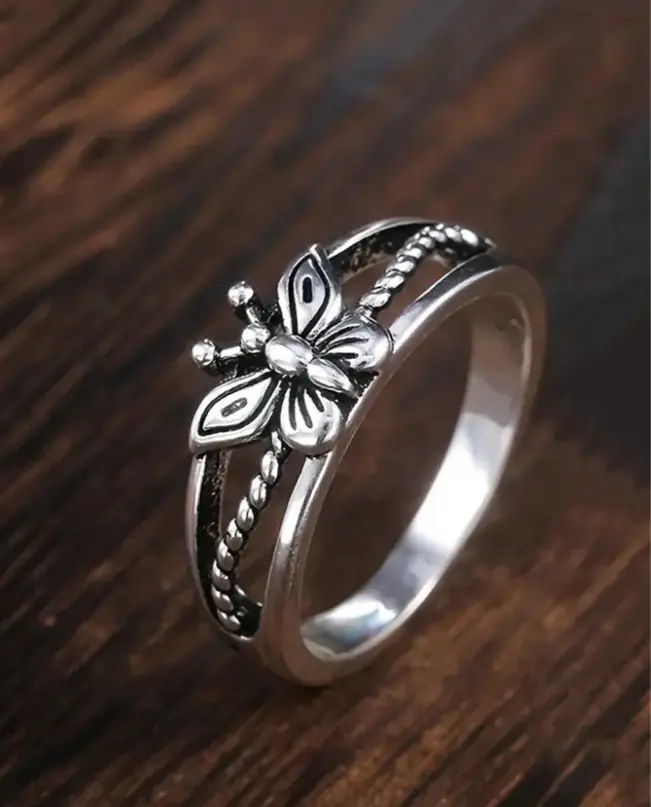Vintage Hollow Butterfly Ring for Women & Men, Elegant Alloy Statement Ring, Retro Butterfly Design Fashion Jewelry for Daily Wear, Gift for Her and Him