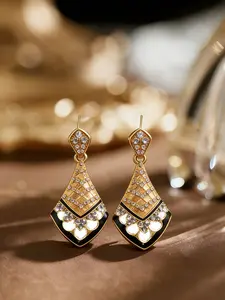 1 pair of retro elegant diamond studded earrings, with fan-shaped contours outlining elegant curves, complementing the broken diamonds. They are suitable for daily commuting, vacation and dating, and are also a surprising and exquisite small gift.