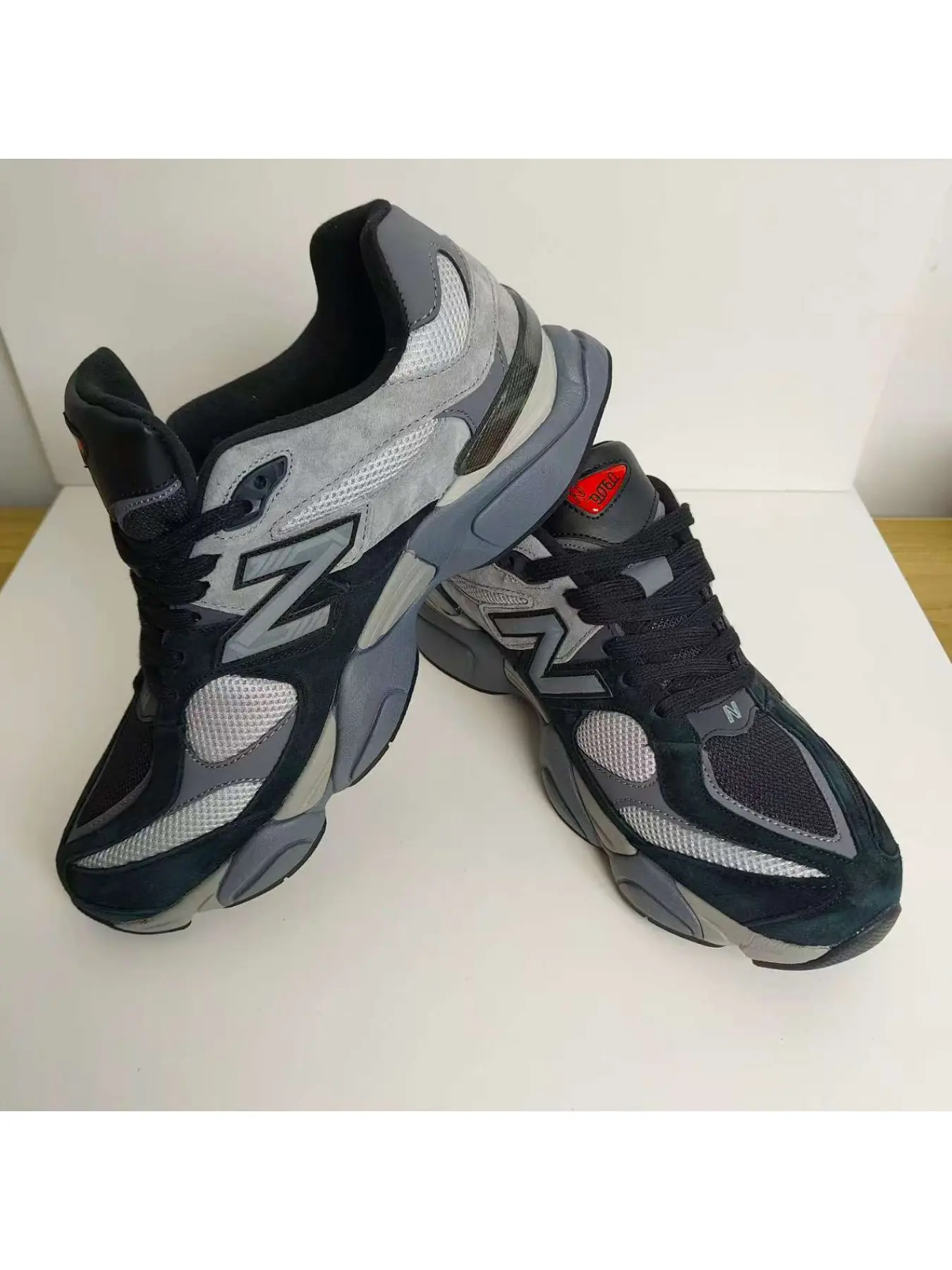 woke black and gray fashion street running shoes, trendy and versatile with a unique integrated design, comfortable and breathable to cope with the changing street environment
