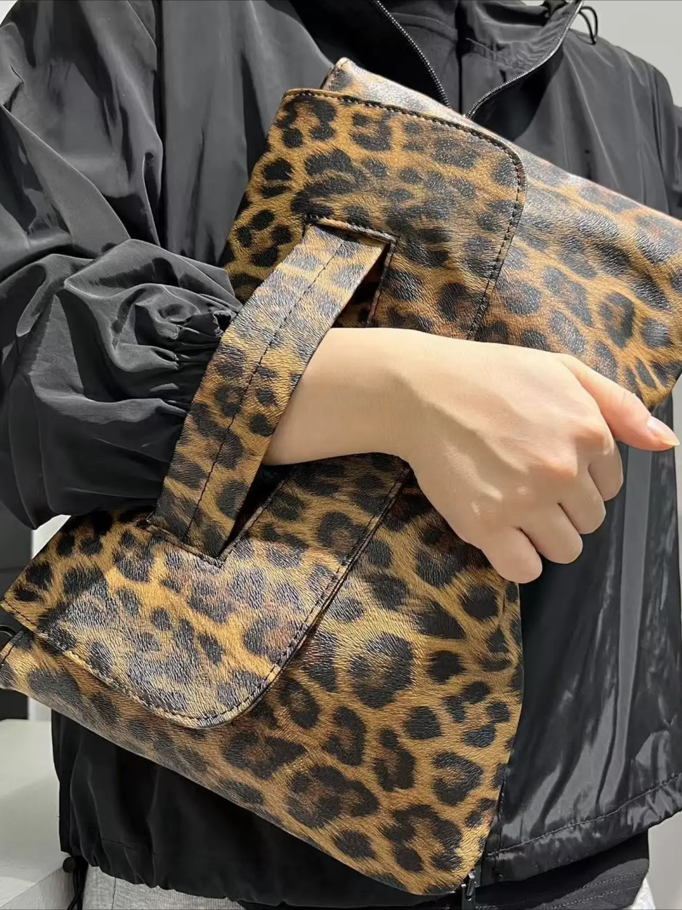 Fashionable leopard print bag, large capacity crossbody bag, simple flip up handbag, Stylish tote bag, Casual trendy bag, Stylish crossbody bags, Fashionable patterned bag