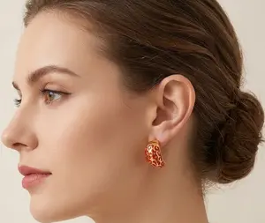 Pendientes de botón con forma de C de acero inoxidable 304 chapados en oro galvanizado al vacío (en horno).