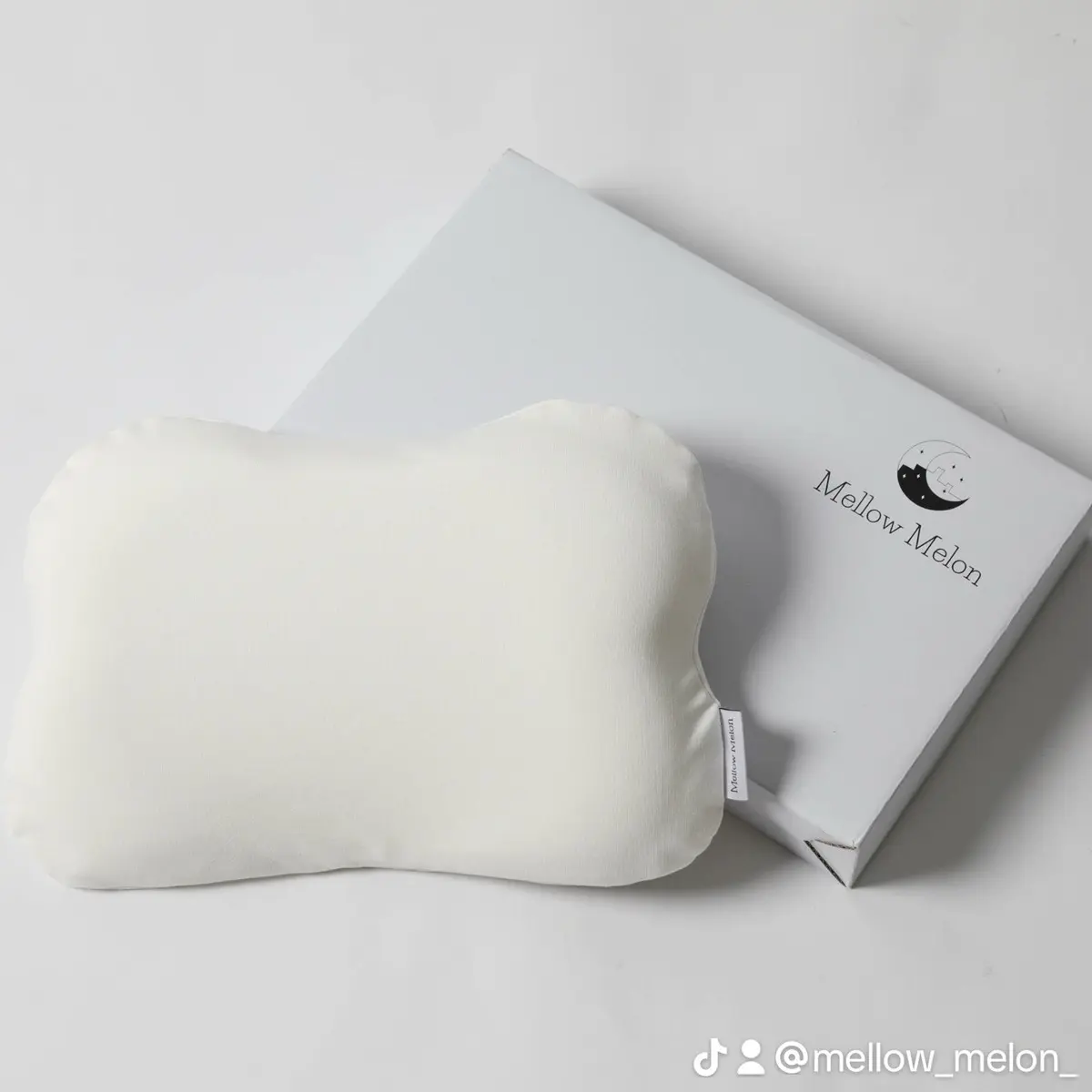 Mellow Melon Pillow for Aesthetician, masseuse , eyebrow and eye lash technicians. Cotton pillow cover is removable and can be washed.