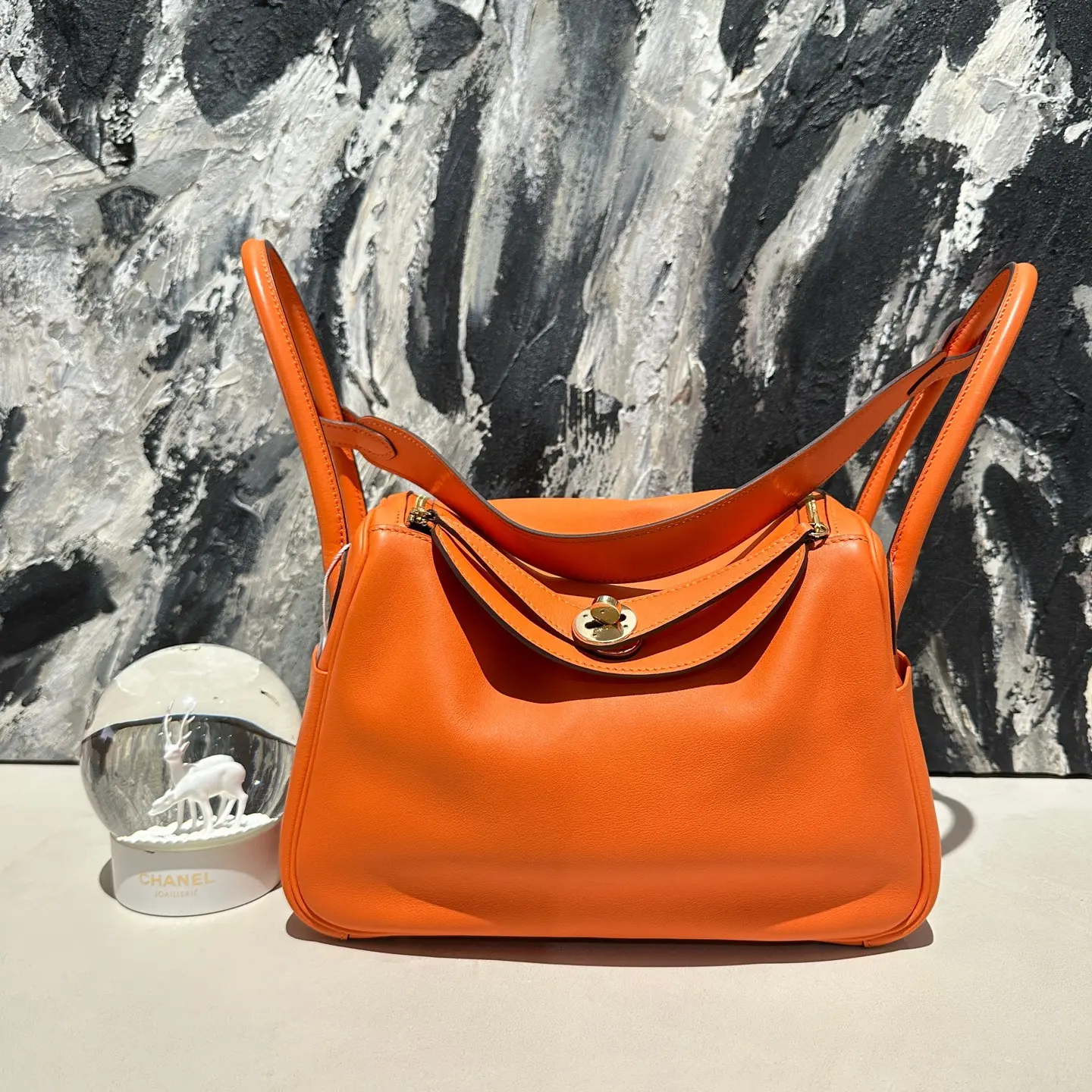 Pre-owned HERMÈS lindy26 Orange Handbag with Dual Handles and Zip Closure, Compact Design for Everyday Use