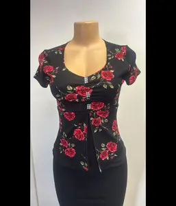 FLOWER ED BLLOUS Black Top with Red Floral Pattern and Short Sleeves
