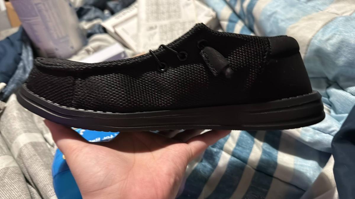 Item: Black, Men 9.5 / Women 11