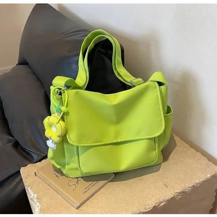 Green gift yellow flower pendant