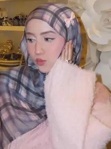 Fashionable Long Women’s Checked Print Scarf Turban Hijab with Lace Edges, Bohemian Outdoor Shawl for All Seasons, Perfect Everyday Accessory and Birthday Gift