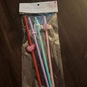 4-Count Plastic Straws, Drinkware Accessory for Kitchenware and Drinkware Use