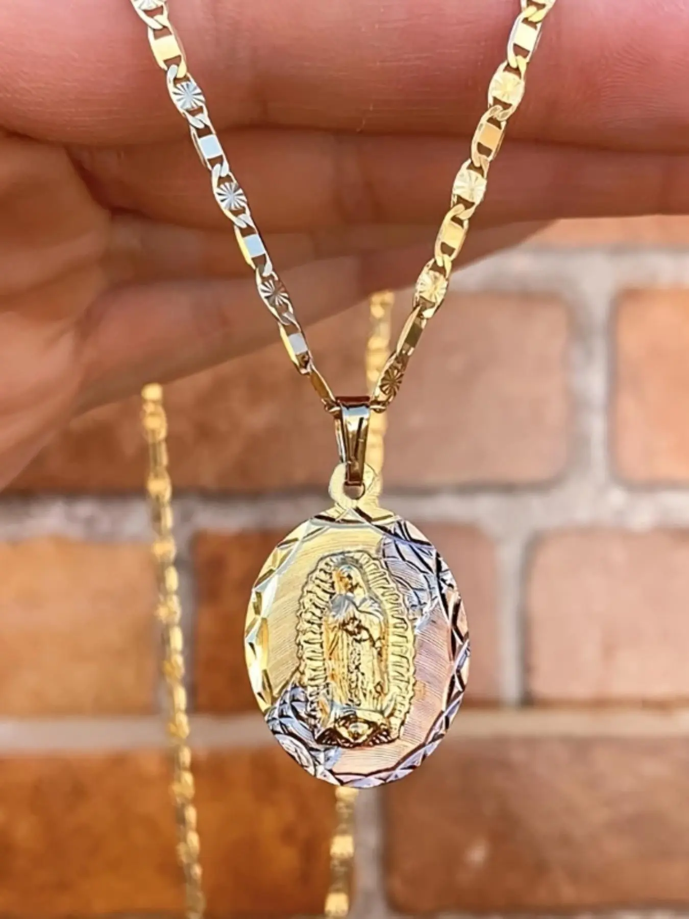 Vintage Three-Color Mary Pendant Zinc Alloy Chain Necklace, Unisex Classic Fashion Jewelry, Perfect for Daily Wear, Parties, Gifts, Classic Statement Necklace