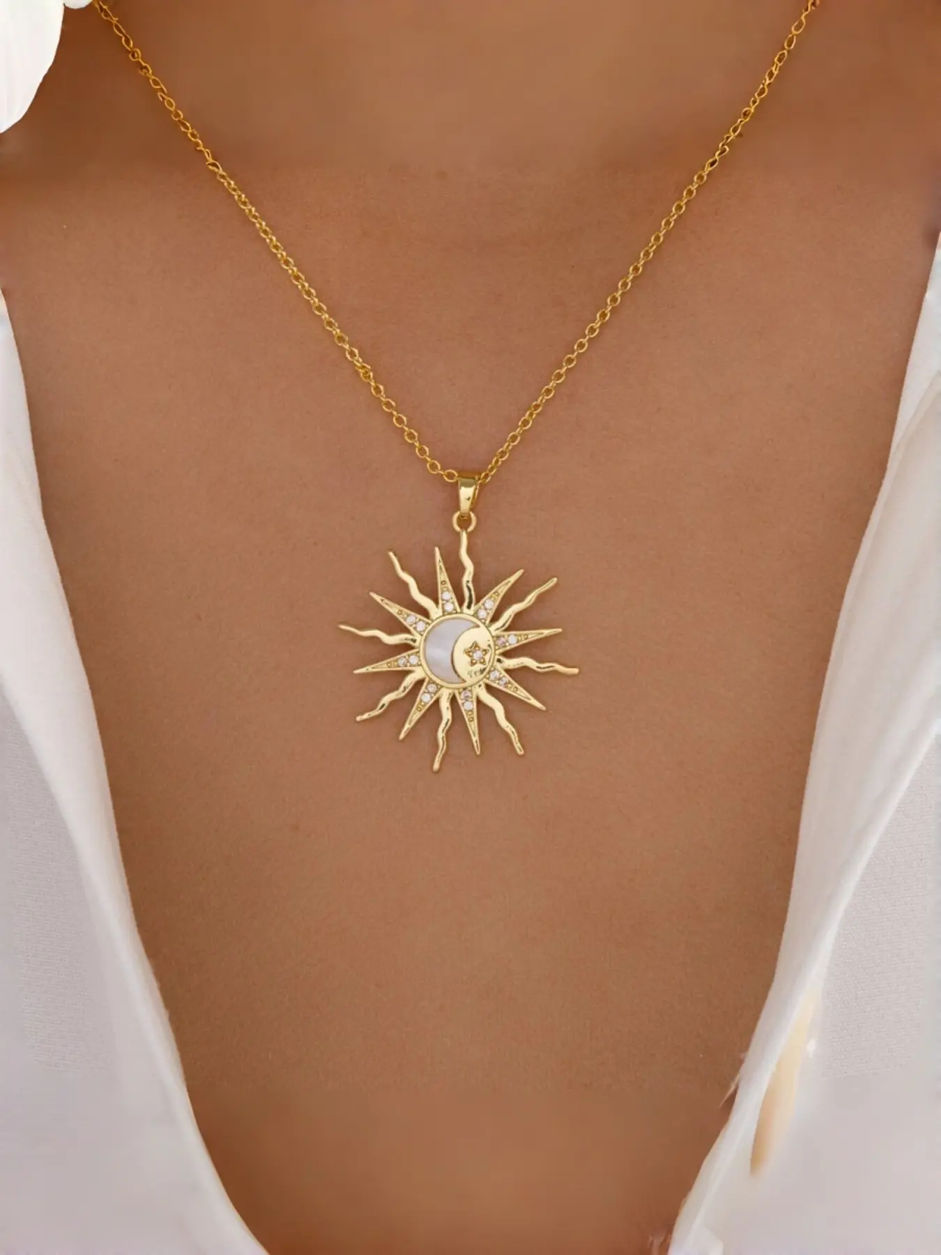 1pc Sun & Moon Pendant Necklace, Celestial Starburst Statement Jewelry with Crystal Accents, Elegant Fashion Accessory, Curated Necklace