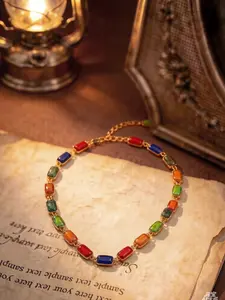 A high-end, fashionable rectangular Barack necklace, suitable for daily wear, vacation dates, and other occasions, and also makes a delightful little gift.