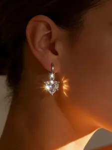 1 pair of sparkling heart-shaped rhinestone earrings, fashionable, elegant and versatile earrings, suitable for women to wear at daily parties