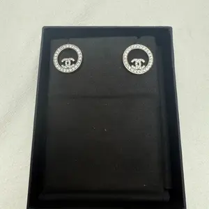 Pre-owned Chanel Silver Logo Swing Strass Crystal Earrings 1108GIA0057