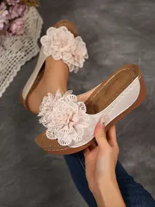 Summer Hot-Selling Sweet Style Women's Wedge Heel Thong Sandals, Floral Decoration, Ultra-Light Anti-Slip Sole, Beach Vacation Slippers, Elegant Minimalist Sandals