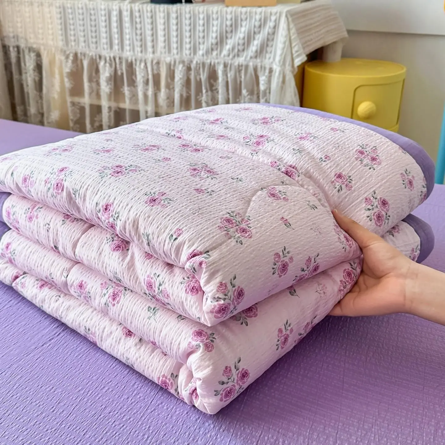 Purple rose pattern summer cooling quilt, a soft and breathable summer thin quilt, suitable for use in summer bedrooms, offices, beds, living rooms, and for home relaxation. A single air conditioning quilt, Lightweight Quilts