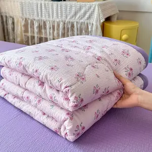 Purple rose pattern summer cooling quilt, a soft and breathable summer thin quilt, suitable for use in summer bedrooms, offices, beds, living rooms, and for home relaxation. A single air conditioning quilt, Lightweight Quilts