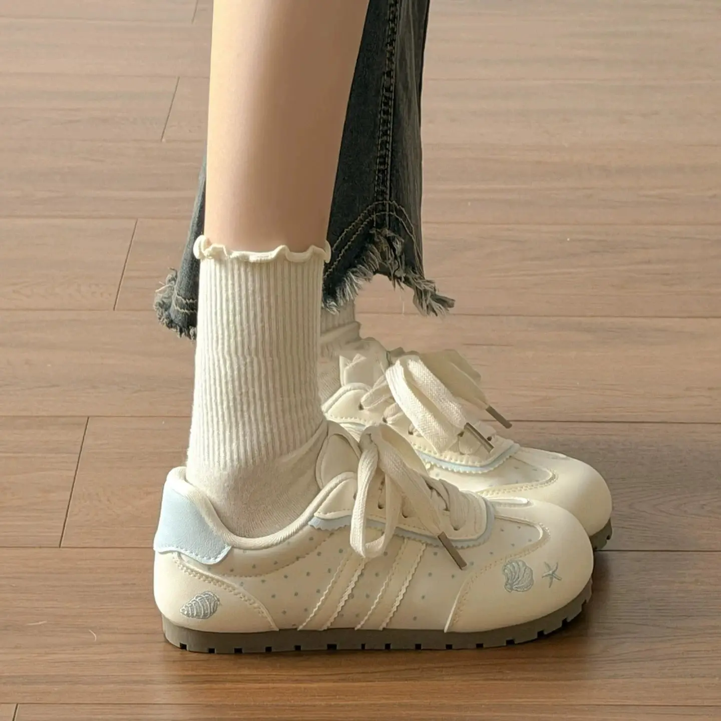 Stylish Platform Footwear in Neutral Tones with Unique Lace Accent – Suitable for Daily Commute, Campus Life & Trend-Forward Styling
