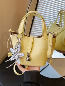 Litchi texture multi-color basket bucket handbag, niche advanced commuter versatile, with star bell pendant, cute and exquisite, one-shoulder crossbody trendy small bucket bag, suitable for office workers and school parties