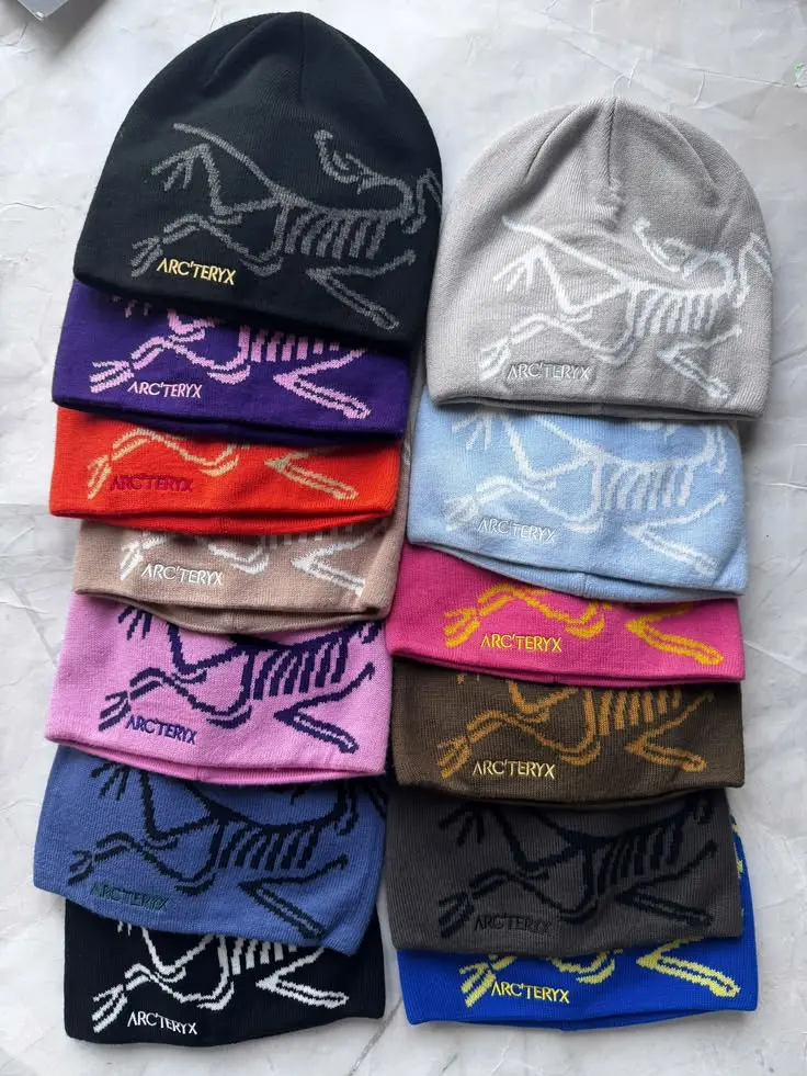Classic Unisex Winter Beanie Warm Knit Hat for Skiing and Snow Sports