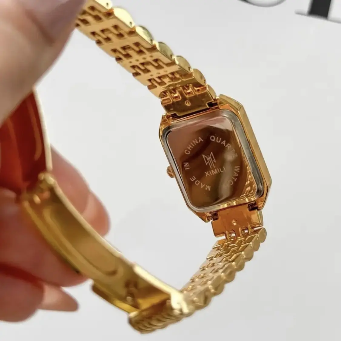 Summervibes] Luxury Ladies Fashion Quartz Watch Simple Scale  display picture 2