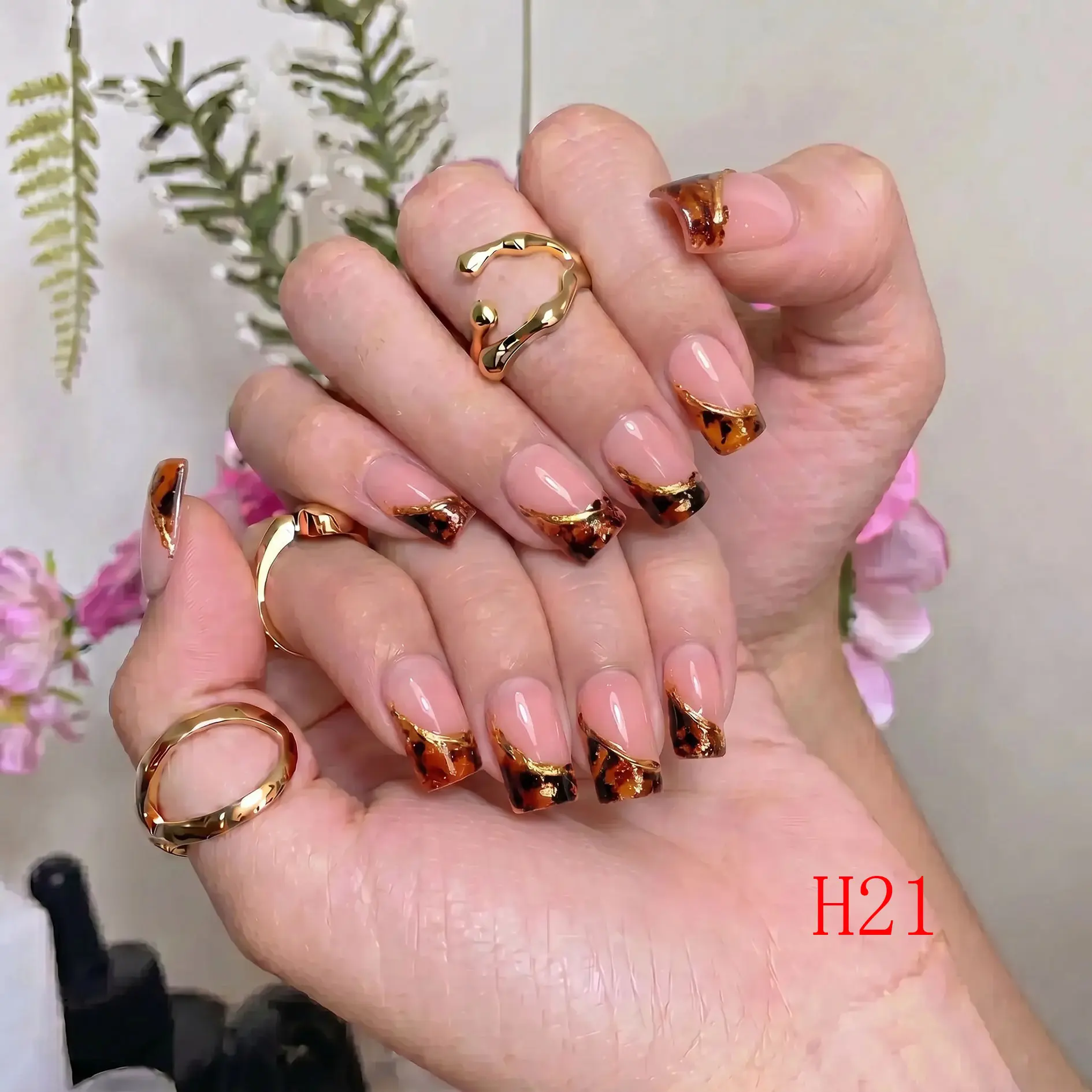 Nailbeebee H21 Handmade Press-On Nails - 0.8 in, Reusable, Salon-Quality, Long-Lasting, Glossy Design - Ideal for Daily Office Use, Date Nights, Holiday Trips