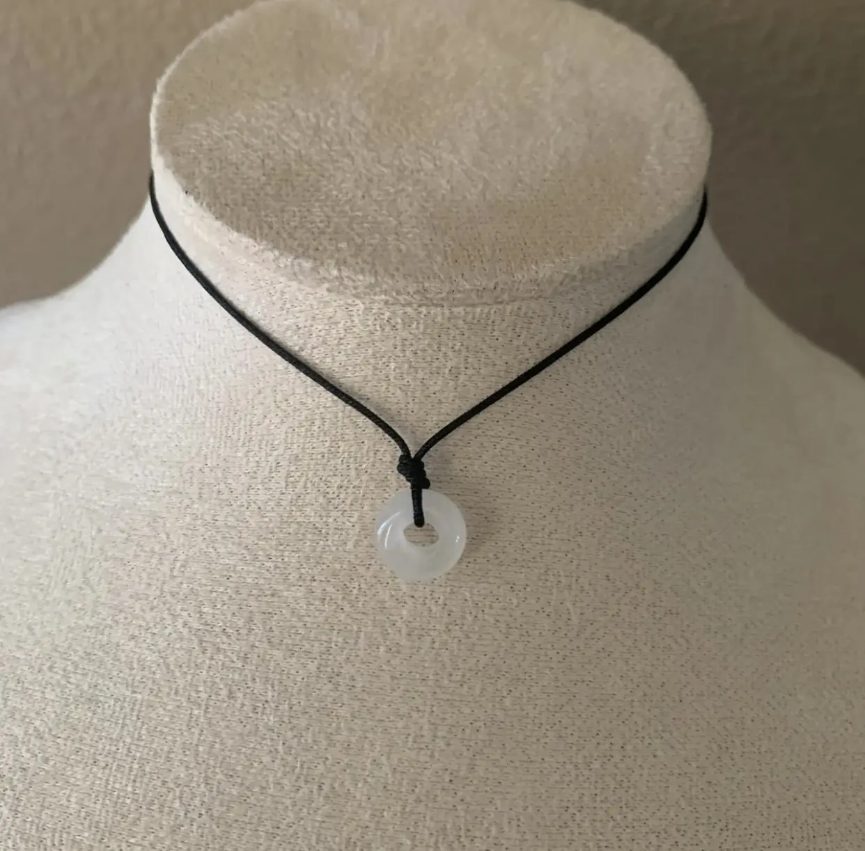White Crystal  natural stone donut necklace - Collar de Cordon con una dona de Piedra Natural