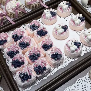 MOCHIMOCHI - Cake-shaped squishy toy