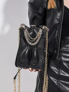 Fashion three-dimensional leisure versatile shoulder bag, niche design detachable shoulder strap sweet  wind shoulder bag, classic versatile personality suitable for daily commuting, shopping and so on.