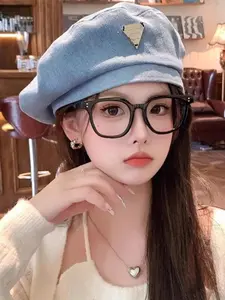 Washed Denim Beret Hat with Triangular Metal Badge, Casual Painter Hat, Vintage Style, Soft and Comfortable, Unisex Light Blue