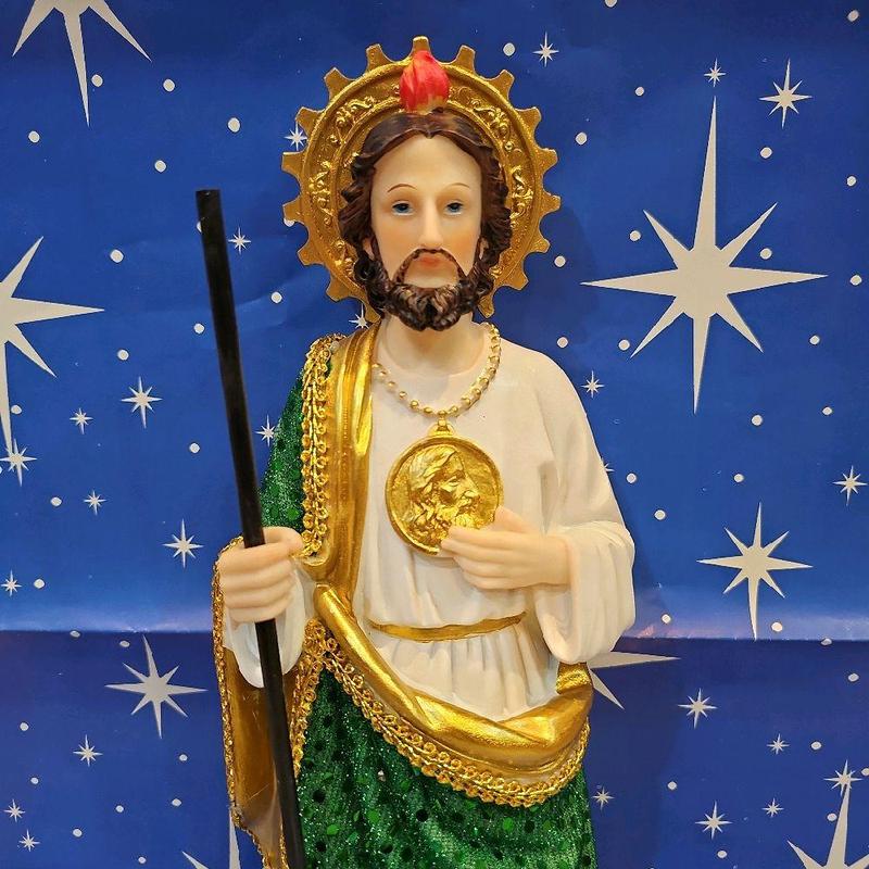 San Judas Tadeo Statue with Golden Halo and Green Robe for Religious Decorations Durable Material Detailed Design Ideal for Churches Chapels and Personal Spaces