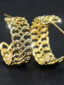 A pair of popular C-shaped ear studs with wide chains, openwork design, synthetic material, zirconium oxide stones, simple and stylish, wholesale.