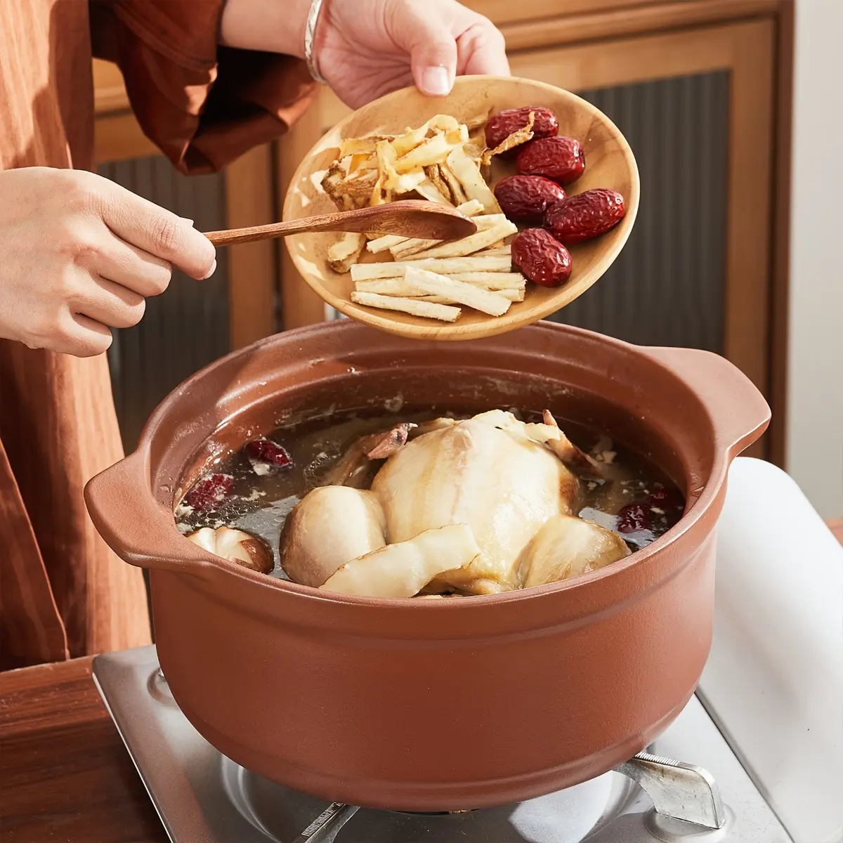 Round ceramic clay pot, natural soil, unglazed fired pottery, oven-safe, with lid, for cooking and rice