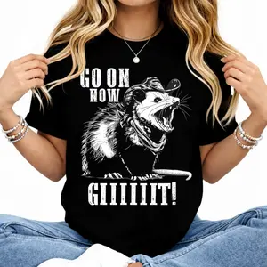 Women's Fitted Short-Sleeve Vintage Western Opossum Graphic T-Shirt, Trendy Streetwear Cowboy Top with "Go On Now Git" Print, Casual Ladies' Clothes