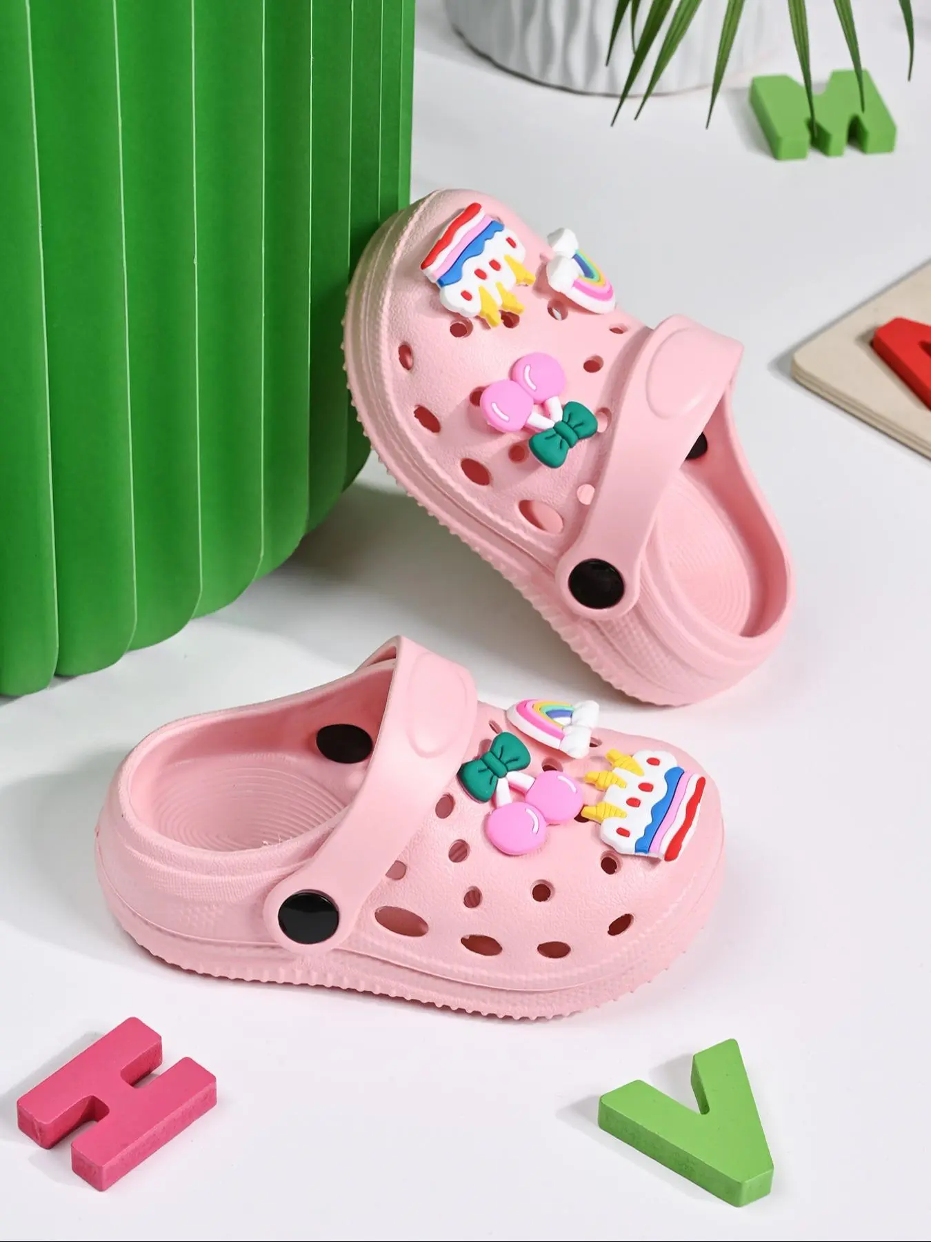 Summer New Solid Color Hole Shoes, Cute Thick Sole Anti-Slip Soft Beach Sandals, Breathable Kids Shoes, Birthday Gift, Fashionable Breathable Plain Sandals