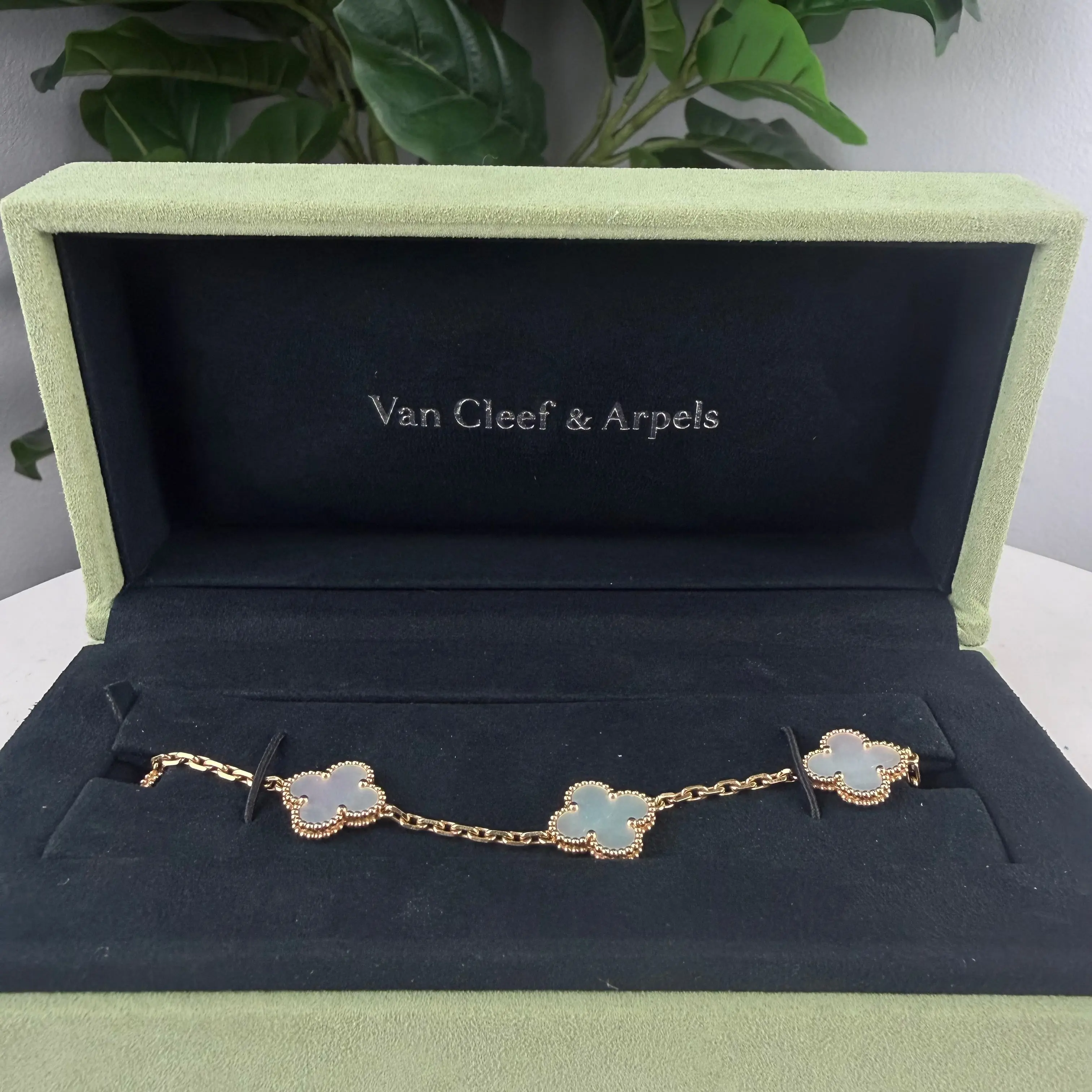 Pre-owned Authentic Van Cleef & Arpels Vintage Alhambra 5 Motif Bracelet 18K Yellow Gold Mother of Pearl