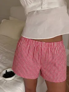 Women's Korean-style red and white plaid elastic waist shorts with a loose fit. Suitable for casual home wear and daily outings, perfect for daily travel and lazy leisure at home. Made of lightweight cotton fabric with a classic plaid pattern.