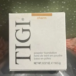 Powder Foundation, Long-Lasting Matte Finish, Oil-Control, Buildable Coverage for Daily Wear Makeup