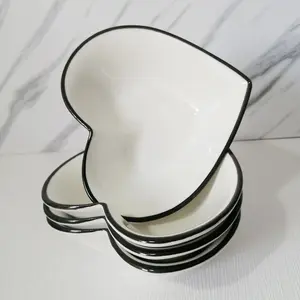 Chic Heart-Shaped Ceramic Plate - Elegant Design with Unique Shape - Ideal for Home Decor and Special Occasions Stylish Serving