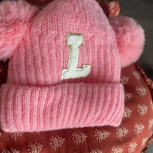 Cute Baby Knitted Hat with Letter Decoration, Soft Warm Knitting Beanie for Kids, Casual Fashion Accessory for Fall & Winter, Perfect Gift (0-3y)