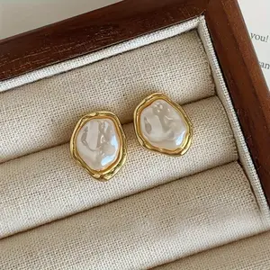 A pair of irregularly designed replica earrings, with a retro and elegant style, perfect for women's dates.